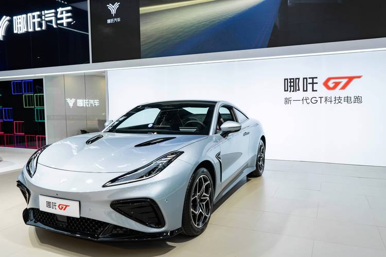 惠州328哪吒汽车在智能汽车领域的表现，领途汽车在新能源汽车市场中的影响力